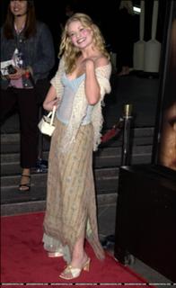 Emilie de Ravin feet photo thumbnail