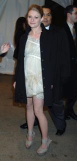 Emilie de Ravin feet photo thumbnail