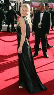 Emilie de Ravin feet photo thumbnail