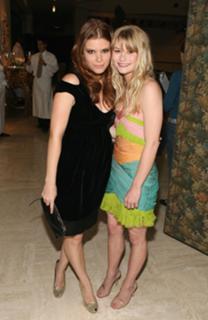 Emilie de Ravin feet photo thumbnail