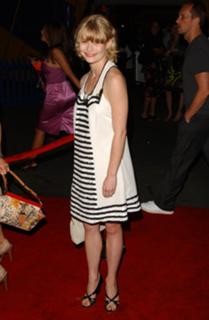 Emilie de Ravin feet photo thumbnail