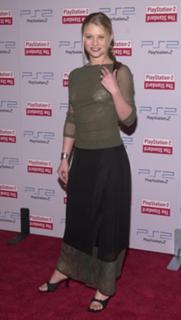Emilie de Ravin feet photo thumbnail
