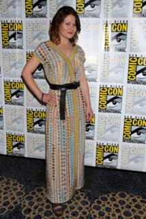 Emilie de Ravin feet photo thumbnail