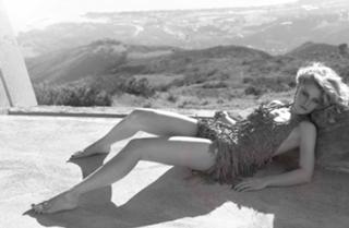 Emilie de Ravin feet photo thumbnail