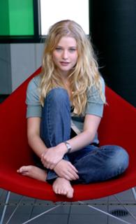 Emilie de Ravin feet photo thumbnail