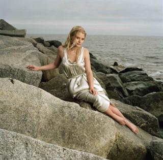 Emilie de Ravin feet photo thumbnail