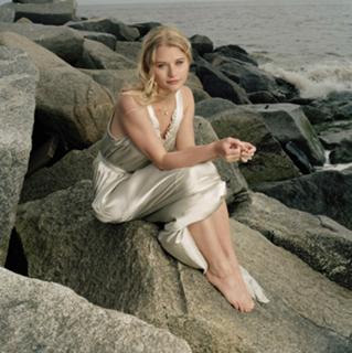 Emilie de Ravin feet photo thumbnail