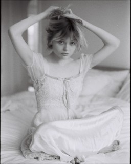 Emily Alyn Lind feet photo thumbnail