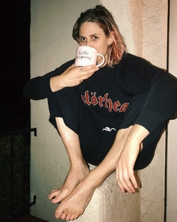 Emily Armstrong feet photo thumbnail