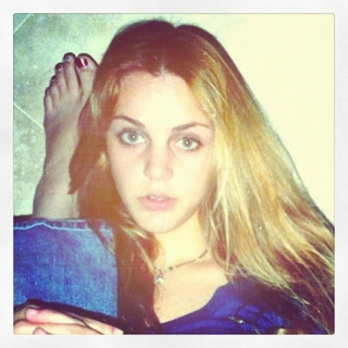 Emily Armstrong feet photo thumbnail