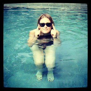 Emily Armstrong feet photo thumbnail