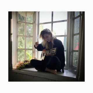 Emily Armstrong feet photo thumbnail