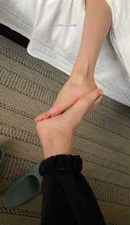 Emily Armstrong feet photo thumbnail