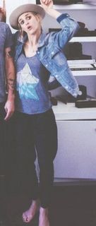 Emily Armstrong feet photo thumbnail