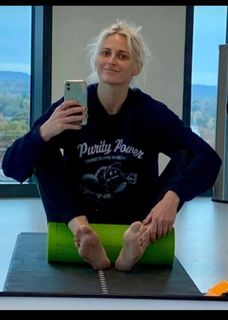 Emily Armstrong feet photo thumbnail