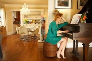 Emily Bergl feet photo 3