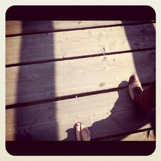 Emily Bett Rickards feet photo thumbnail