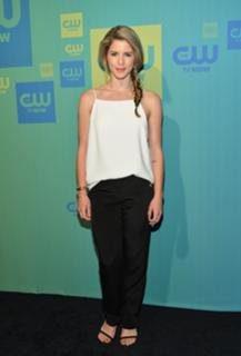 Emily Bett Rickards feet photo thumbnail
