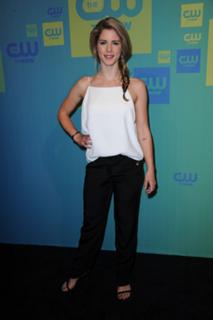 Emily Bett Rickards feet photo thumbnail