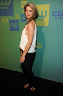 Emily Bett Rickards feet photo thumbnail