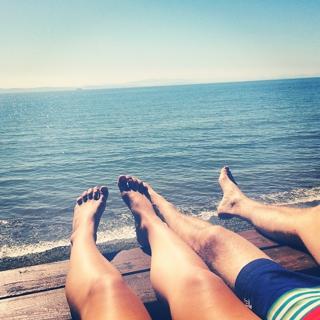 Emily Bett Rickards feet photo thumbnail