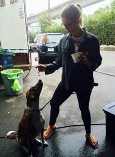 Emily Bett Rickards feet photo thumbnail