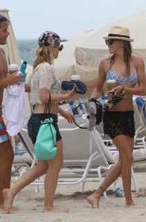 Emily Bett Rickards feet photo thumbnail