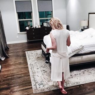 Emily Bett Rickards feet photo thumbnail