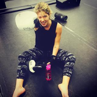 Emily Bett Rickards feet photo thumbnail
