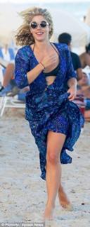 Emily Bett Rickards feet photo thumbnail