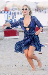 Emily Bett Rickards feet photo thumbnail
