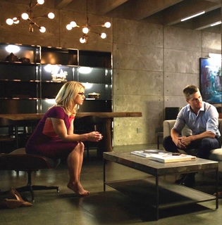 Emily Bett Rickards feet photo thumbnail