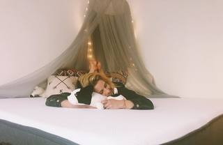 Emily Bett Rickards feet photo thumbnail