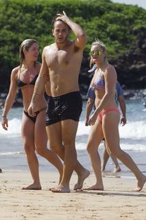 Emily Bett Rickards feet photo thumbnail