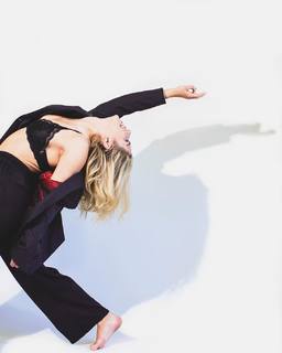 Emily Bett Rickards feet photo thumbnail