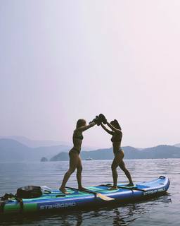 Emily Bett Rickards feet photo thumbnail