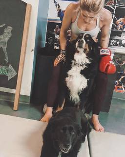 Emily Bett Rickards feet photo thumbnail