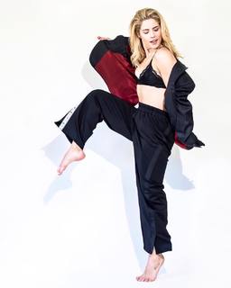 Emily Bett Rickards feet photo thumbnail