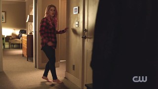 Emily Bett Rickards feet photo thumbnail