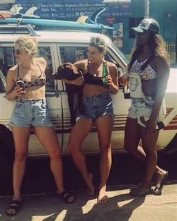 Emily Bett Rickards feet photo thumbnail