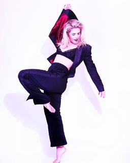Emily Bett Rickards feet photo thumbnail