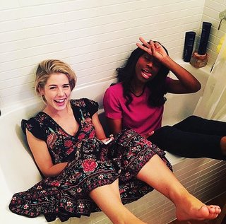 Emily Bett Rickards feet photo thumbnail
