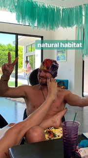Emily Bett Rickards feet photo thumbnail