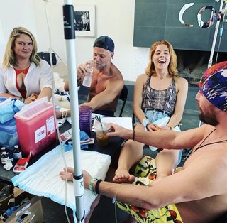 Emily Bett Rickards feet photo thumbnail