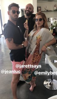 Emily Bett Rickards feet photo thumbnail