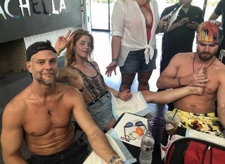 Emily Bett Rickards feet photo thumbnail