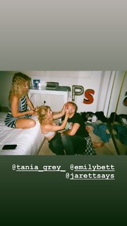 Emily Bett Rickards feet photo thumbnail