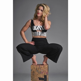 Emily Bett Rickards feet photo thumbnail