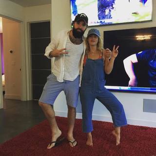 Emily Bett Rickards feet photo thumbnail