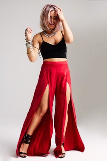 Emily Bett Rickards feet photo thumbnail